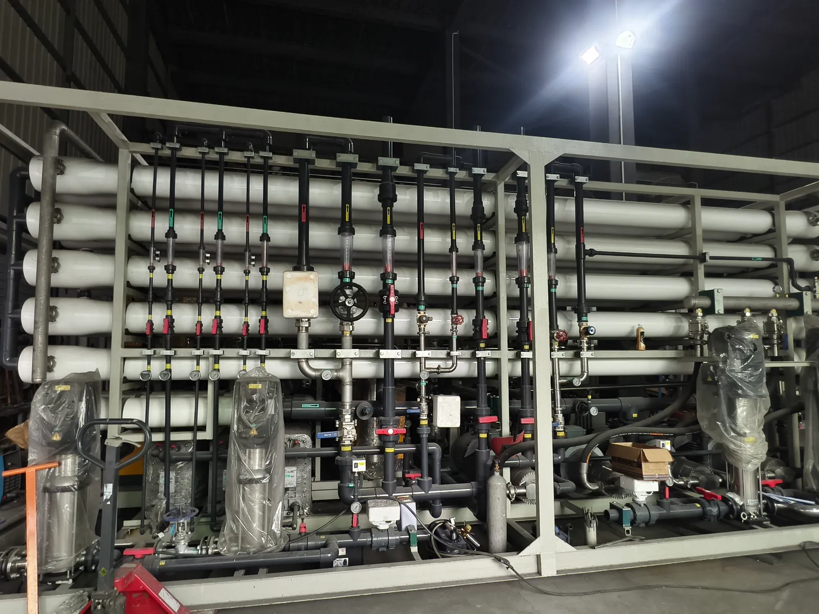 Real 500-tonne-per-day-class SWRO equipment with membrane pressure vessels, piping and instrumentation