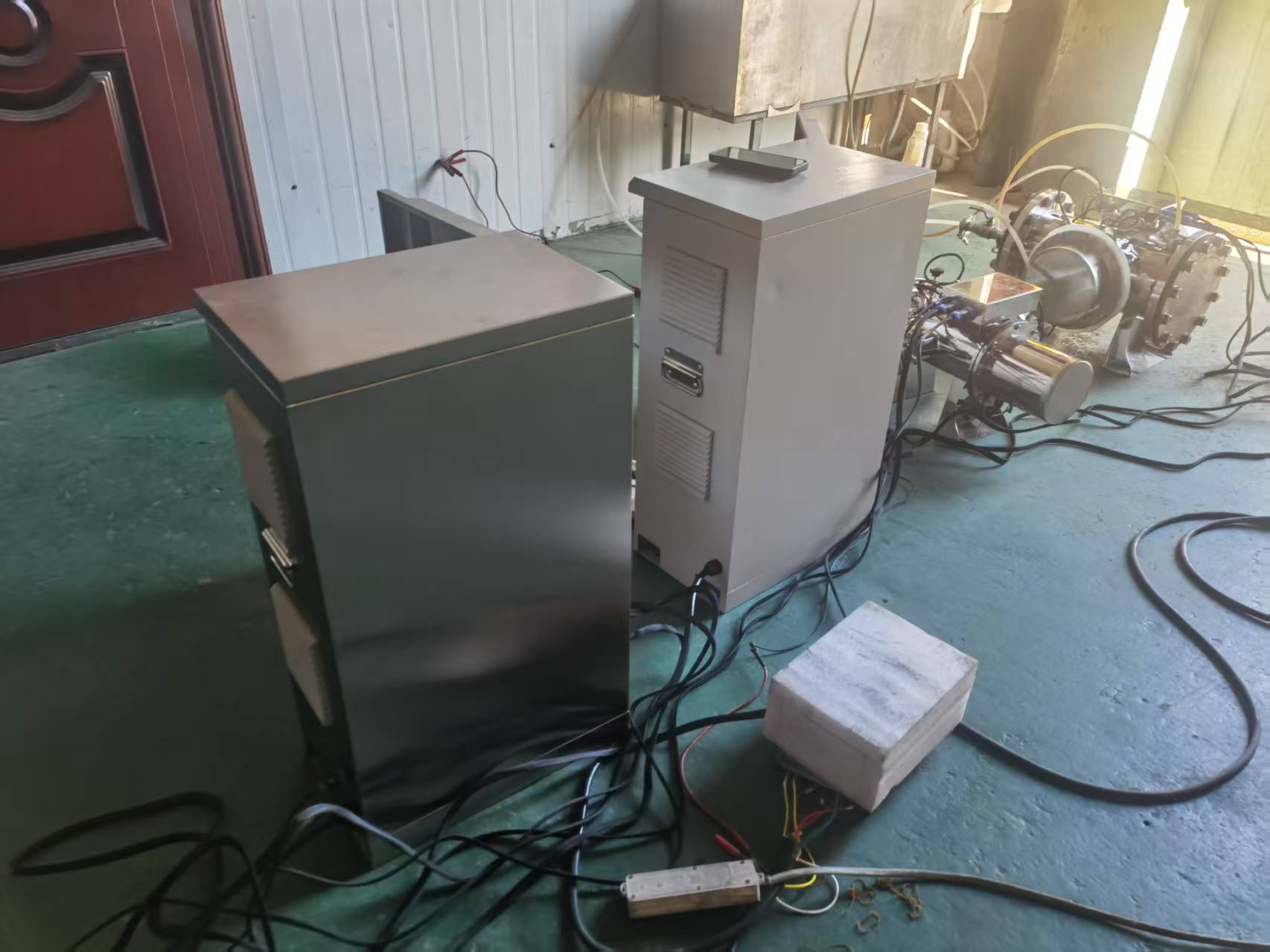 Factory test of the 1.8 kW medium-pressure UV reactor and control cabinets