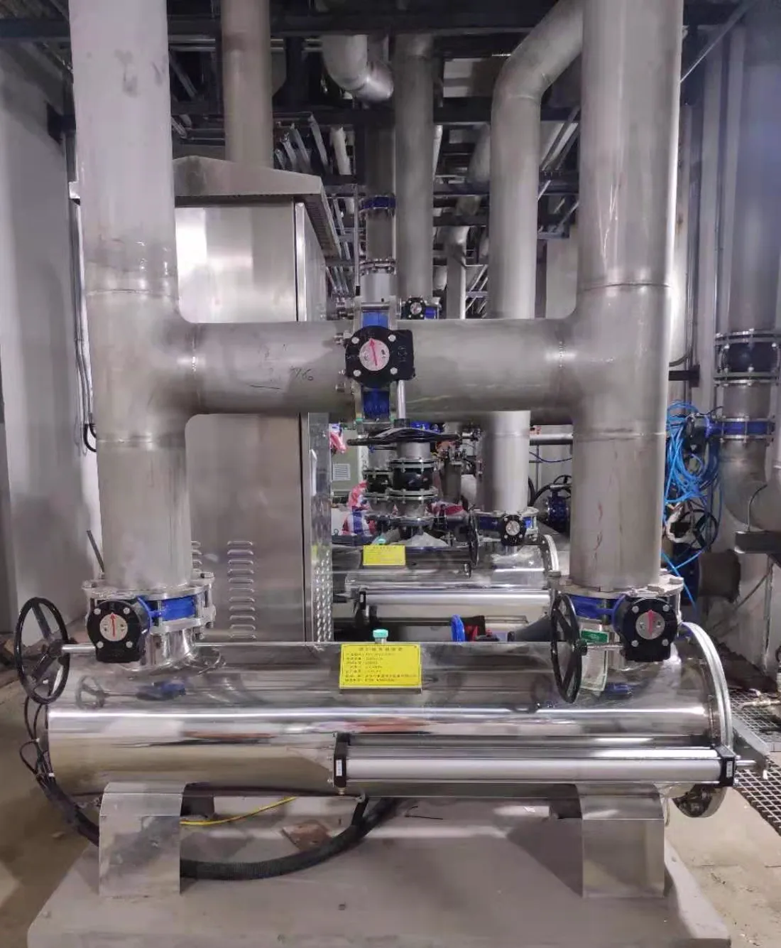Large-diameter UV reactors for a municipal drinking water plant